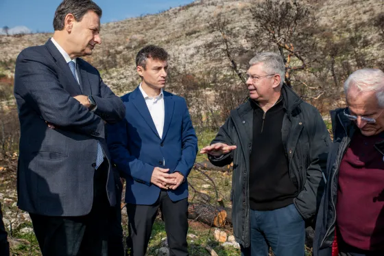  O Υπουργός Περιβάλλοντος και Ενέργειας κ. Θεόδωρος Σκυλακάκης, o Δήμαρχος Μάνδρας-Ειδύλλιας κ. Αρμόδιος Δρίκος, o Διευθύνων Σύμβουλος της HELLENiQ ENERGY κ. Ανδρέας Σιάμισιης και ο επιβλέπων του έργου Δασολόγος κ. Νίκος Χλύκας.