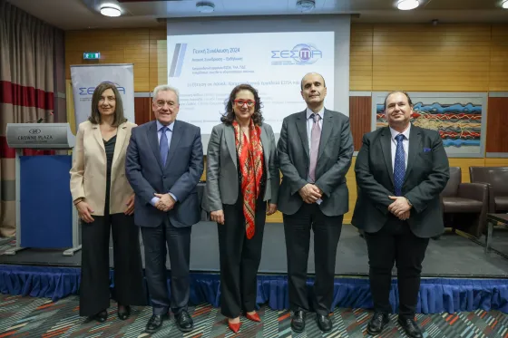 Κ. Χριστίδου, Πρόεδρος ΔΣ ΣΕΣΜΑ, ο κ. Α. Κυριαζής, Γενικός Γραμματέας Έρευνας και Καινοτομίας, η κυρία Β. Λοΐζου, Γενική Γραμματέας Ιδιωτικών Επενδύσεων, ο κ. Γ. Ζερβός, Ειδικός Γραμματέας Προγραμμάτων Ευρωπαϊκού Ταμείου Περιφερειακής Ανάπτυξης & Ταμείου Συνοχής, και ο κ. Β. Νταουσάνης, Αντιπρόεδρος ΔΣ ΣΕΣΜΑ, Πρόεδρος & Δ/νων Σύμβουλος ΙΑΠΕΤΟΣ Α.Ε.