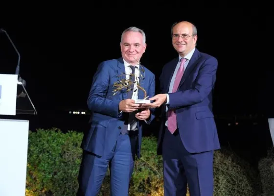 Ο Δ/νων Σύμβουλος της Hellenic Cables Κώστας Σαββάκης παραλαμβάνει το βραβείο ΑΙΟΛΟΣ από τον Κωστή Χατζηδάκη