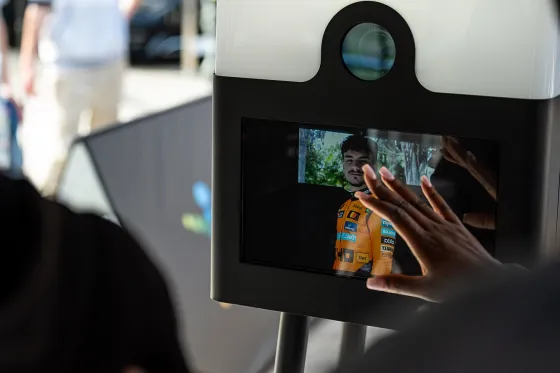 Αναμνηστικές φωτογραφίες στο AI Photo Booth
