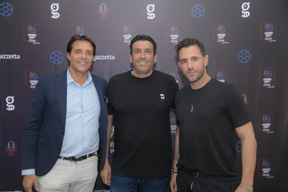 Οι Χάρης Κοπιτσής και Γιώργος Λιβάνης με τον ιδιοκτήτη του καταστήματος ΟΠΑΠ, Νίκο Χρονόπουλο