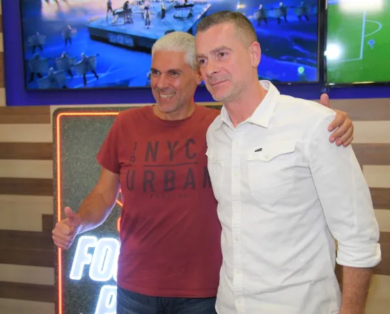 Ο Στέφανος Κοτσόλης φωτογραφήθηκε με τον κόσμο που βρέθηκε στο Αιγάλεω