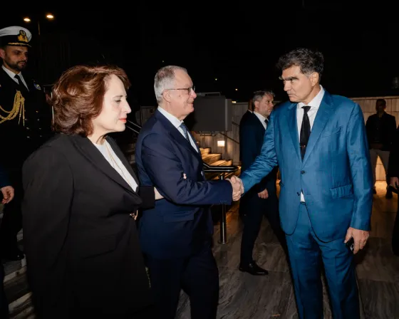 Η Α.Ε. ο Πρόεδρος της Δημοκρατίας, κος. Κωνσταντίνος Αν. Τασούλας και η σύζυγός του κα. Φανή Σταθοπούλου, ο κος Γιάννης Β. Βαρδινογιάννης.