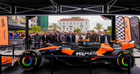 Η ομάδα του ΟΠΑΠ με το showcar της McLaren F1 Team