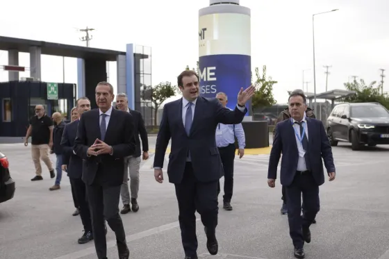 Από αριστερά προς τα δεξιά, ο Πρόεδρος Δ.Σ. του Ομίλου Olympia Ιωάννης Καραγιάννης, ο Υπουργός Εθνικής Οικονομίας και Οικονομικών Κυριάκος Πιερρακάκης και ο Βουλευτής Ξάνθης Σπύρος Τσιλιγγίρης.