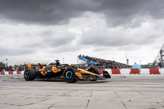 Στιγμιότυπα από το “Allwyn x McLaren Racing: Live in Athens”