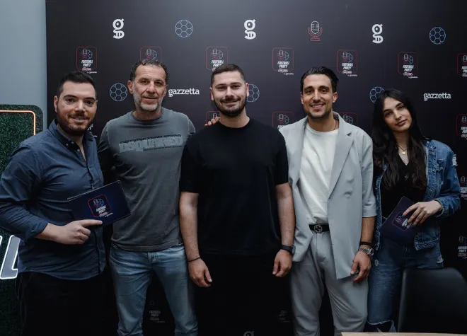 Ο δημοσιογράφος του gazzetta.gr Γιάννης Μπαϊρακτάρης, με τον Legend 2004 Γιάννη Γκούμα, τον Ιωσήφ Τριανταφύλλου, συνιδιοκτήτης του καταστήματος ΟΠΑΠ, τον Σάκη Κατσούλη και τη δημοσιογράφο Ευαγγελία Φάκα