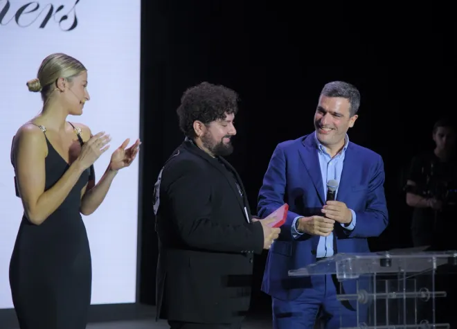 Η Ισμήνη Παπαβλασοπούλου, ο “Best New Designer” Αγαπητός Kούρος και ο Ματθαίος Ματθαίου, Chief Sales & Marketing Play Stores, HL & Operations Officer του ΟΠΑΠ