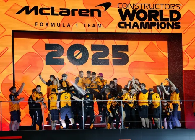 Η McLaren F1 Team πανηγυρίζει την κατάκτηση του Πρωταθλήματος Κατασκευαστών για το 2025