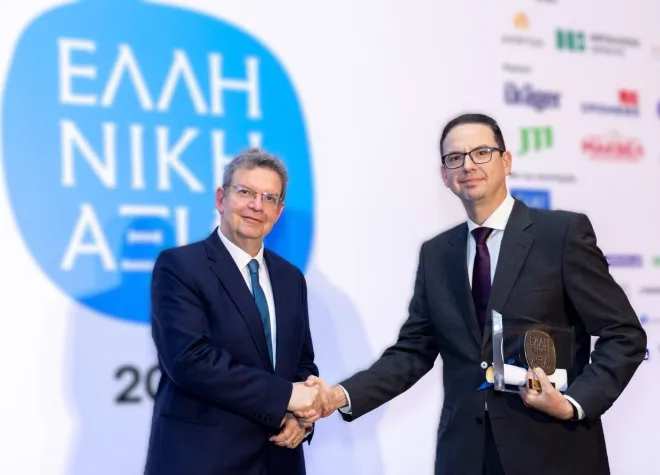 Ο Νίκος Κιόρογλου, Business Development & Solutions Manager, παραλαμβάνει το Βραβείο «ΕΛΛΗΝΙΚΗ ΑΞΙΑ» του ΣΒΕ