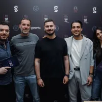 Ο δημοσιογράφος του gazzetta.gr Γιάννης Μπαϊρακτάρης, με τον Legend 2004 Γιάννη Γκούμα, τον Ιωσήφ Τριανταφύλλου, συνιδιοκτήτης του καταστήματος ΟΠΑΠ, τον Σάκη Κατσούλη και τη δημοσιογράφο Ευαγγελία Φάκα