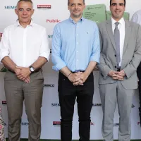 από αριστερά προς τα δεξιά: ​ Ιωάννης Γεώργιζας, Διευθύνων Σύμβουλος της Αναπτυξιακής Εταιρείας του Δήμου Αθηναίων, Χάρης Δούκας, Δήμαρχος του Δήμου Αθηναίων, Χάρης Τολούμης, Country Head Smart Infrastructure Buildings, Siemens A.E.