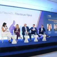 Μαίρη Παπακωνσταντίνου, Δρ. Νάνση Βέρρα, Αλέξανδρος Ντάβος, Γιώργος Πουλημάς, και Νίκος Φλίγκος στο πάνελ «Βέλτιστες πρακτικές στον κλάδο των τυχερών παιγνίων-Από τη θεωρία στην πράξη»