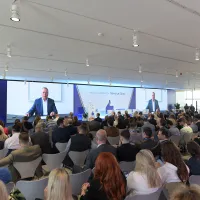 Κόσμος παρακολουθεί την ημερίδα για το Υπεύθυνο Παιχνίδι
