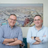 (Από αριστερά προς δεξιά) Ηλίας Παπανάγνου, Plant Director, Σιδενόρ, Γιώργος Δημητριάδης, Head of Customer Services, Siemens A.E.