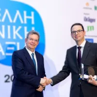 Ο Νίκος Κιόρογλου, Business Development & Solutions Manager, παραλαμβάνει το Βραβείο «ΕΛΛΗΝΙΚΗ ΑΞΙΑ» του ΣΒΕ