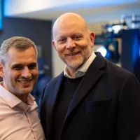  Ηλίας Κατσαρός, Chief Retail Officer της Allwyn Hellas και Γιαν Κάρας, Προέδρος και Διευθύνων Σύμβουλος της Allwyn Hellas