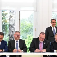 mitsotakis papastavrou chevron stefatos