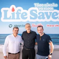 Ο Αναπληρωτής Διευθύνων Σύμβουλος της Allwyn Hellas, Οδυσσέας Χριστοφόρου, ο Δήμαρχος Πειραιά, Γιάννης Μώραλης, και ο Σαράντος Ευσταθόπουλος, Διοικητής του Αντικαρκινικού Νοσοκομείου Πειραιά «Μεταξά»