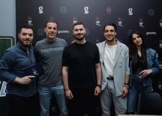 Ο δημοσιογράφος του gazzetta.gr Γιάννης Μπαϊρακτάρης, με τον Legend 2004 Γιάννη Γκούμα, τον Ιωσήφ Τριανταφύλλου, συνιδιοκτήτης του καταστήματος ΟΠΑΠ, τον Σάκη Κατσούλη και τη δημοσιογράφο Ευαγγελία Φάκα