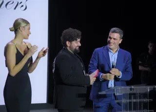 Η Ισμήνη Παπαβλασοπούλου, ο “Best New Designer” Αγαπητός Kούρος και ο Ματθαίος Ματθαίου, Chief Sales & Marketing Play Stores, HL & Operations Officer του ΟΠΑΠ