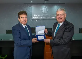 ο Διευθύνων Σύμβουλος της HELLENiQ ENERGY κ. Ανδρέας Σιάμισιης (δεξιά) παραλαμβάνει τιμητική πλακέτα από τον Υπουργό Προστασίας του Πολίτη κ. Μιχάλη Χρυσοχοΐδη.