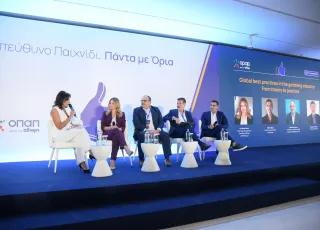 Μαίρη Παπακωνσταντίνου, Δρ. Νάνση Βέρρα, Αλέξανδρος Ντάβος, Γιώργος Πουλημάς, και Νίκος Φλίγκος στο πάνελ «Βέλτιστες πρακτικές στον κλάδο των τυχερών παιγνίων-Από τη θεωρία στην πράξη»