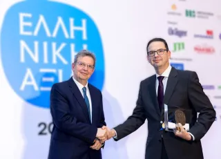 Ο Νίκος Κιόρογλου, Business Development & Solutions Manager, παραλαμβάνει το Βραβείο «ΕΛΛΗΝΙΚΗ ΑΞΙΑ» του ΣΒΕ