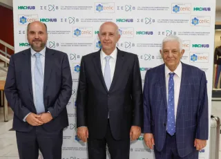 (διακρίνονται από αριστερά) Αλέξανδρος Κατραούζος, Πρόεδρος ΣΕΧΒ, Σπύρος Θεοδωρόπουλος, Πρόεδρος ΣΕΒ, Παναγιώτης Σκαρλάτος, Γενικός Διευθυντής ΣΕΧΒ